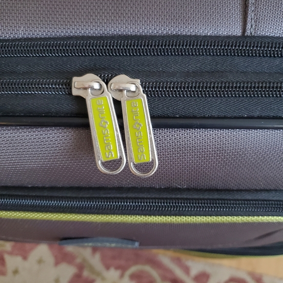 Samsonite Large Softside Spinner - Picture 5 of 9